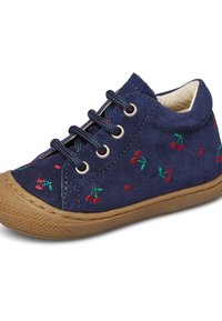 Zapato de ante azul marino con motivos de cereza bordados, suela de goma, diseño de cordones y acentos en marrón en la puntera y el talón.