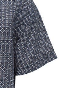 Navyfarbendes Hemd aus Stoff mit einem geometrischen Muster aus kleinen weißen und blauen Quadraten; verfügt über ein lockeres Design mit kurzen Ärmeln und gefalteten Akzenten.