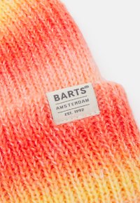 Gorro de lana en tonos degradados de naranja y amarillo, con una etiqueta de tela prominente que dice "BARTS AMSTERDAM EST. 1992".
