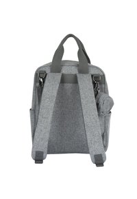 Grijze stoffen rugzak met dubbele verstelbare schouderbanden, bovenhandvatten en een zijvak. Gladde textuur met een minimalistisch ontwerp en strakke lijnen.