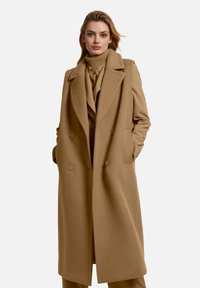 MADELEINE MIT KUSCHELIGEM ÄRMELLOSE IM LOOK - Weste - caramel