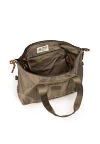 Sac tote en toile khaki avec un grand compartiment ouvert, des accents en cuir, une poche zippée interne et des poignées doubles pour un transport facile.