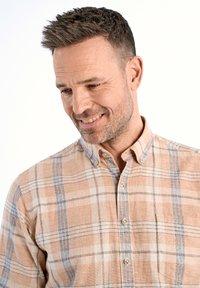Geknoopte, overhemd met kraag in een lichtoranje en beige ruitpatroon met blauwe accenten. Katoenachtige textuur en een enkele borstzakdetail.