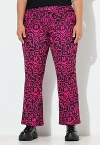 Roze en zwarte gestreepte flared broek met smiley-gezichtsontwerpen, voorzien van een hoge tailleband en een enkellange snit.