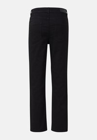 Černé džíny rovného střihu z pohledu zezadu s dvěma zadními kapsami a poutky na opasek na pasu.