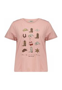 Lichtroze t-shirt met verschillende geïllustreerde cowboylaarzen, hoeden, hoefijzers en kersen. De tekst luidt "Het Meisje uit Texas."