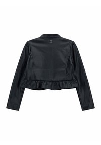Czarna kurtka ze sztucznej skóry z baskinką, długimi rękawami i subtelnym logo przy szyi. Gładka faktura i dopasowany krój.