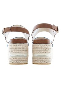 Ruske nahodne sandale z usnja s pleteno juto platformo, ki imajo zaponko in teksturiran podplat. Okrašene z logotipnim trakom.