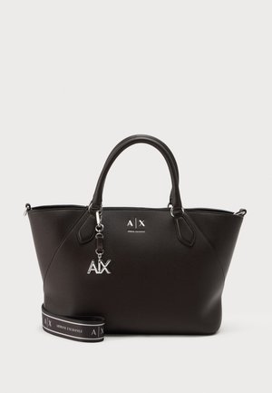 Μαύρη δερμάτινη τσάντα Armani Exchange με διπλές χειρολαβές, ασημένιο φυλαχτό με το λογότυπο A|X και αποσπώμενο branded ιμάντα ώμου σε λευκό φόντο.