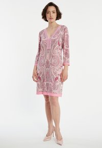 Rosa Paisley-Kleid mit drei Viertel-Ärmeln, V-Ausschnitt und dekorativen Knopfdetails; mit einem einfarbigen rosafarbenen Saum abgeschlossen.