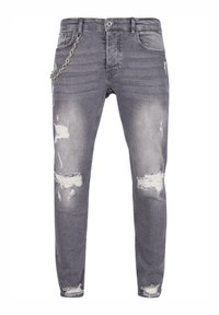 Grå slitte jeans med hvite frayed lapper, slim fit, femlommers design, og en sølvkjedeakcent på venstre side.