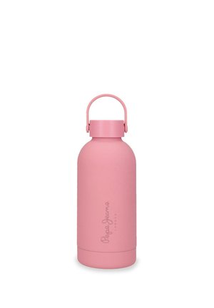 Botella de agua de acero inoxidable rosa con un asa ancha en el tapón y el logo "Pepe Jeans London" en vertical en el cuerpo.