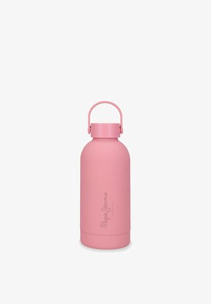 Botella de agua de acero inoxidable rosa con un asa ancha en el tapón y el logo "Pepe Jeans London" en vertical en el cuerpo.