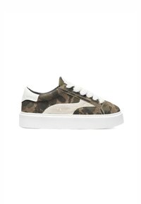 Sneaker con stampa camouflage con tomaia testurizzata in tonalità di verde e beige, dotate di lacci bianchi e suola in gomma bianca spessa.