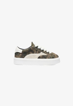 Camo-Druck Sneakers mit einer strukturierten Oberseite in grünen und beigen Farbtönen, ausgestattet mit weißen Schnürsenkeln und einer dicken, weißen Gummisohle.