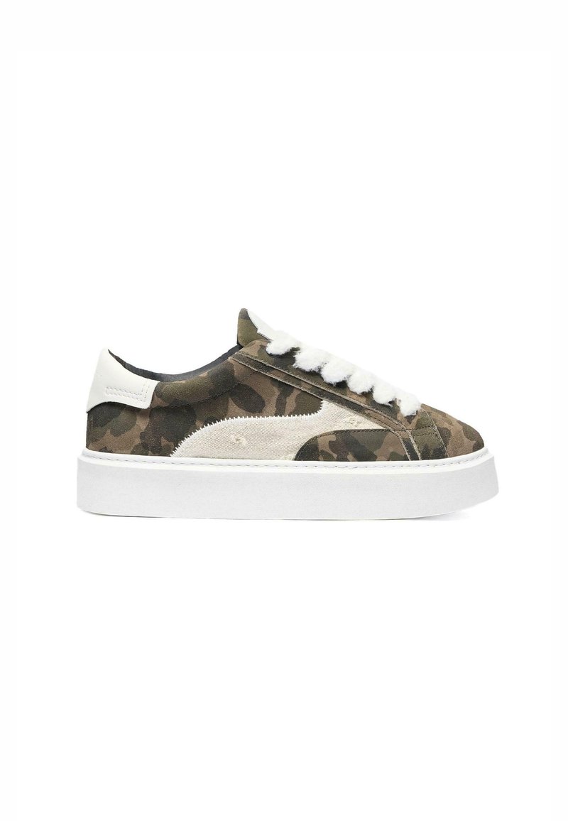 Sneaker con stampa camouflage con tomaia testurizzata in tonalità di verde e beige, dotate di lacci bianchi e suola in gomma bianca spessa.