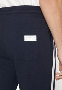 Tommy Hilfiger TRACK PANT ESTABLISHED - Nachtwäsche Hose - desert sky