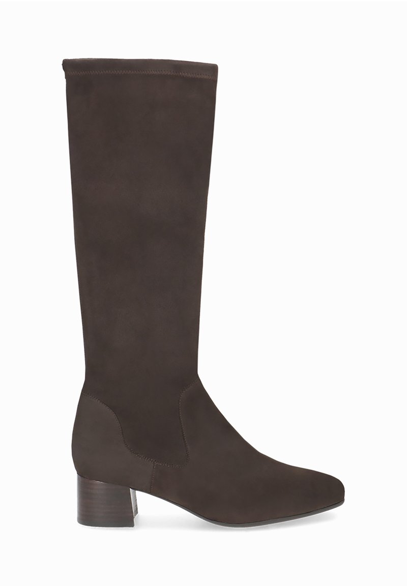 Botte en daim marron, arrivant au genou, avec un bout carré, un talon block et une texture lisse, présentant un design sans coutures et une construction robuste.
