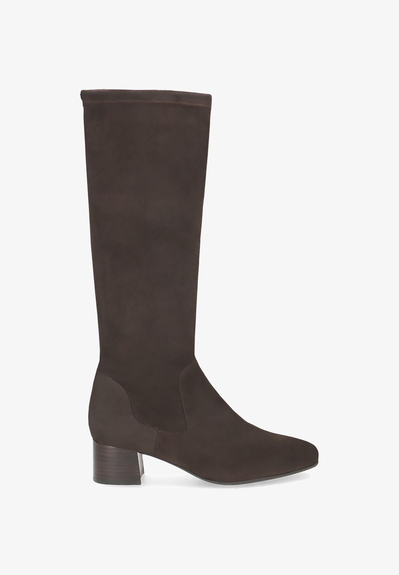 Botte en daim marron, arrivant au genou, avec un bout carré, un talon block et une texture lisse, présentant un design sans coutures et une construction robuste.
