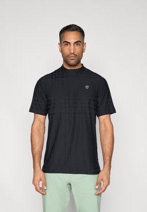 Čierna košeľa s krátkym rukávom, vysokým golierom a jemnými textúrovanými vzormi. Logo na ľavej strane hrudníka. Mäkká tkanina, moderný strih.