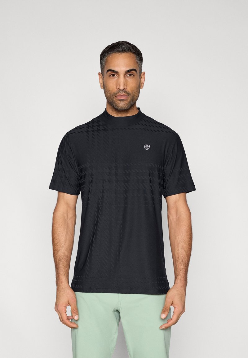 Μαύρο πουκάμισο με κοντά μανίκια, υψηλό κολάρο και διακριτικά υφασμένα σχέδια. Λογότυπο στο αριστερό στήθος. Απαλό ύφασμα, μοντέρνα εφαρμογή.