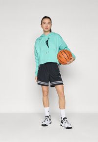 Nike Performance TEAM 13 COURTSIDE - Sweat à capuche - mint/brilliant orange/black