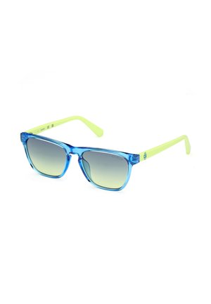 Lunettes de soleil en plastique transparent bleu avec des verres gris dégradés et des branches vert vif ; de forme carrée avec une finition brillante et un branding minimal.
