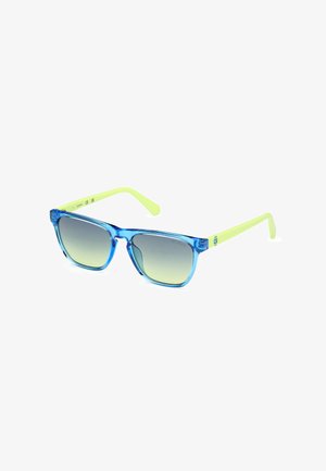 Occhiali da sole in plastica trasparente blu con lenti grigie sfumate e stanghette verde brillante; di forma quadrata con finitura lucida e minimal branding.