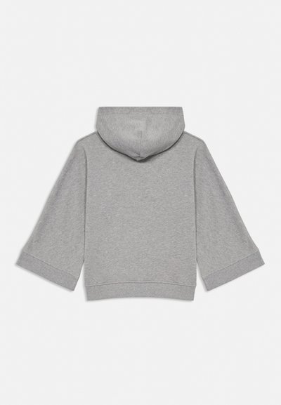 Hall kapuutsiga dressipluus laiade varrukate ja soonikkoes mansettidega, näidatud tagantvalgel taustal.