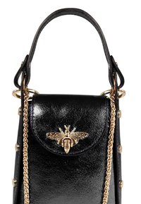 Zwarte gepatineerde leren tas met een ronde flap, gouden bij-embleem en gouden kettingriem. Heeft een gestikte accent langs de zijkanten.