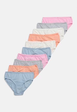 Ti par kvinnelige bikinibukser i pastellfarger, hver med en liten sløyfedetalj i livet, arrangert i en diagonallinje.