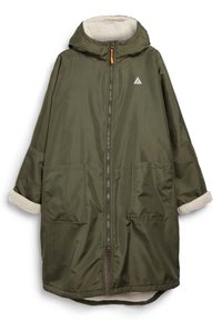 Olivengrøn parka med lynlås foran, store lommer og hætte foret med cremefarvet fleece. Har en orange lynlåstrækker og trekantet logo.