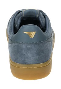 Sneaker blu in suede con suola in gomma. Presenta un logo dorato accentato sul tallone e un collarino imbottito per il comfort.