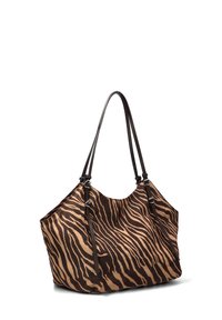 Bolso tote con un patrón de rayas de cebra en marrón y beige, hecho de tela, con dos tirantes oscuros y una forma relajada y caída.