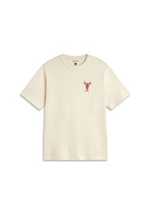 Maglietta avorio a maniche corte con collo rotondo, con una piccola grafica di un'aragosta rossa sul petto a sinistra e l'etichetta "Thinking Mu" all'interno del colletto.