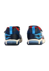 Granatowe sneakersy z czerwonymi akcentami, z wzorem płomieni z boku, wyściełanym kołnierzem i jasną, teksturowaną podeszwą dla lepszego gripu.