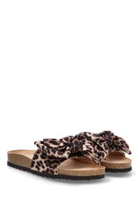Sandalias de slide con estampado de leopardo, detalle de gran lazo, plantilla de corcho, suela negra plana y diseño de punta abierta. Textura de tela suave en la parte superior.