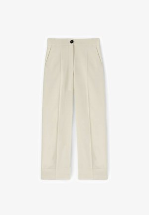 Beige Hose im geraden Schnitt, ausgestattet mit zwei Seitentaschen, einem einzelnen schwarzen Knopf und einem dezenten Falten vorne.