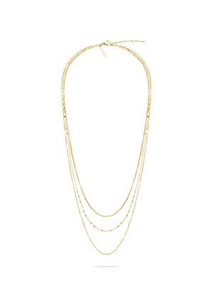 Driedubbele fijne gouden ketting met verschillende schakelstijlen en een klein rechthoekig label nabij de sluiting op een witte achtergrond.