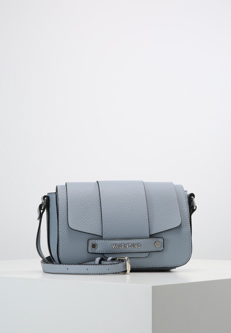 Ljusblå läder crossbody-väska med en vikbar klaff, silverdetaljer och ett avtagbart rem. Har präglad logotyp på framsidan.