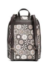 Zaino in pelle marrone con un motivo geometrico beige e bianco. Spallacci regolabili, doppia maniglia superiore e chiusura sicura.