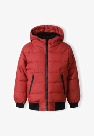 Czerwona kurtka puchowa z kapturem, z przednim zamkiem błyskawicznym, dwoma bocznymi kieszeniami z czarnymi zamkami oraz czarnymi ściągaczami przy mankietach i dolnej krawędzi.