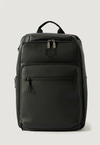 Musta reppu, joka on valmistettu kestävästä materiaalista. Siinä on etutasku vetoketjulla, kaksi sivutaskua ja yläkahva kantamista varten.