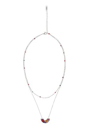 Srebrny podwójny naszyjnik z łańcuszka z małymi kolorowymi koralikami oraz półokrągłą zawieszką z abstrakcyjnymi wzorami w odcieniach czerwieni, pomarańczu, fioletu i różu.