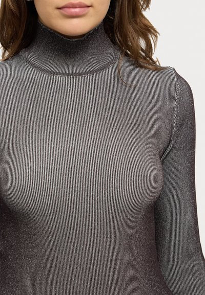 Pull à col roulé argenté à côtes, avec un design ajusté et une texture scintillante, mettant en valeur un col haut et des manches longues.