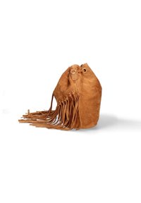 Borsa a secchiello in suede marrone con frange lunghe, chiusura con coulisse e tasche in metallo dorato. Tessuto morbido, base arrotondata e design casual.