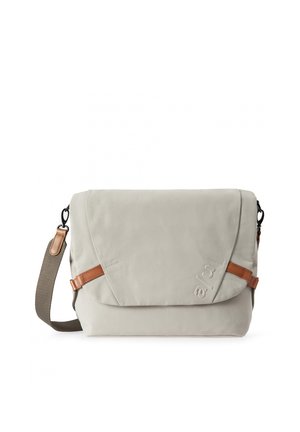 Borsa a tracolla grigia con chiusura a pattina, dettagli in pelle marrone, tracolla regolabile e superficie liscia. Logo impresso sul davanti.