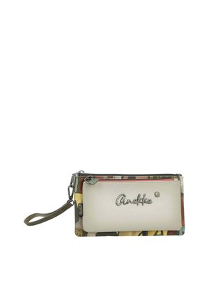 Rechteckige Handgelenktasche mit mehrfarbigem, abstraktem Muster, beiger Fronttasche, silbernem "Anekke"-Logo und Reißverschlüssen oben und an der Fronttasche.