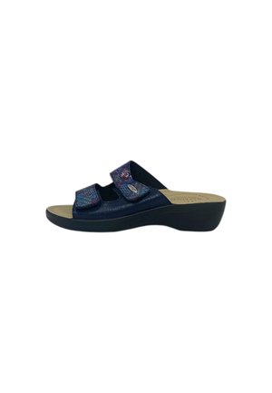 Sandalo blu navy con punta aperta, due cinturini regolabili e tacco a zeppa basso, progettato per comfort e supporto.