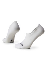 Calcetines blancos de tobillo hechos de un tejido suave. Tienen una puntera redonda, textura suave y una marca en el lateral. Diseño simple, patrón mínimo.